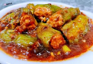 美味可口的尖椒酿肉装入盘中就大功告成了