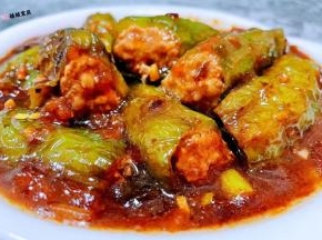 美味可口的尖椒酿肉装入盘中就大功告成了