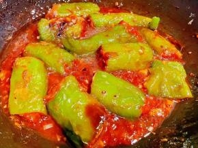 为了更加入味可以添加一点点水焖一下最后放入盐和味精调味均匀即可出锅享用