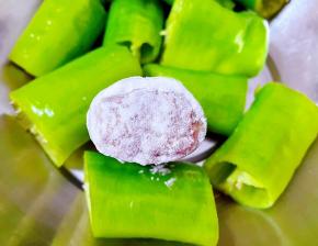 尖椒筒装好猪肉馅两端抹平蘸取适量干淀粉