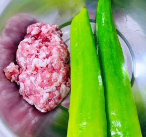 准备原材料尖椒和猪肉馅