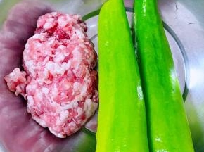 准备原材料尖椒和猪肉馅