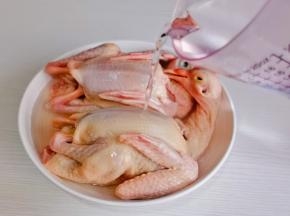 鸽子用开水烫一下。