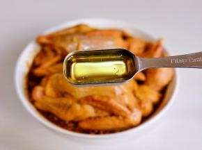 淋上一勺花生油。