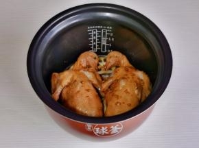 内胆放回电饭煲中。
