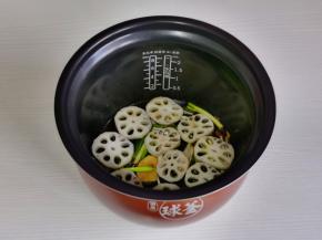 电饭锅中加葱姜，藕片平铺。
