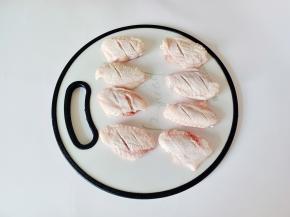 鸡翅浸泡出血，两面各划两下，便于入味！