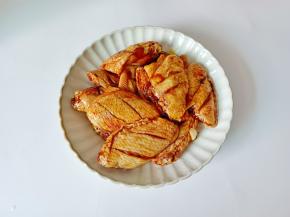 带上手套把调味料抓拌均匀，腌制一小时。