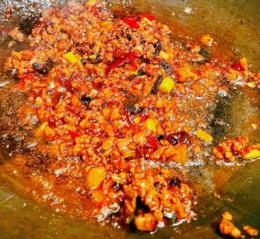 放入调味料郫县豆瓣酱、一品鲜酱油、蚝油、醋、糖、料酒炒匀入味