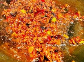 放入调味料郫县豆瓣酱、一品鲜酱油、蚝油、醋、糖、料酒炒匀入味