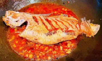 添加适量清水放入炸好的偏口鱼大火炖起来