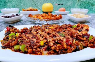 肉沫干烧偏口鱼也是宴客必备的拿手好菜哦