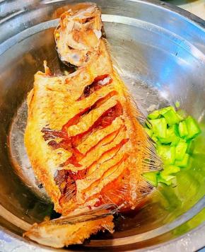 炸好的偏口鱼取出控油切青椒粒做装饰