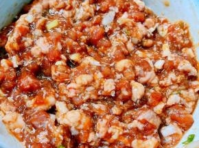 调好的猪肉馅盖上保鲜膜煨制二十分钟入味