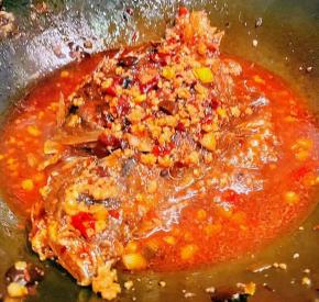 炖至汤汁不多时放入黑胡椒粉、盐和味精调味偏口鱼入味最后淋上少许水淀粉勾透明薄芡即可出锅享用