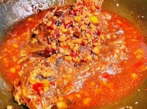 炖至汤汁不多时放入黑胡椒粉、盐和味精调味偏口鱼入味最后淋上少许水淀粉勾透明薄芡即可出锅享用