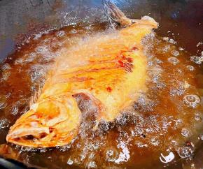 偏口鱼一面炸好再小心划过来炸至另一面成金黄色可以稍微炸火大一些吃起来口感更佳