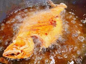 偏口鱼一面炸好再小心划过来炸至另一面成金黄色可以稍微炸火大一些吃起来口感更佳