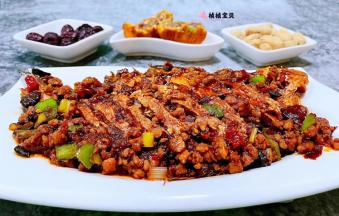 这道美味的灵魂酱料是郫县豆瓣酱香辣可口