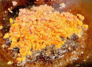 另起锅放入底油加热放入煨制入味的肉沫炒出香味