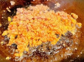 另起锅放入底油加热放入煨制入味的肉沫炒出香味