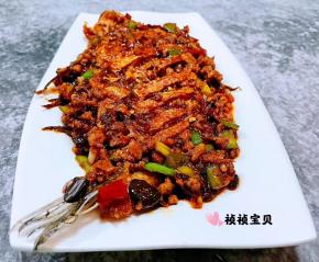 美味可口的肉沫干烧偏口鱼装入盘中就大功告成了