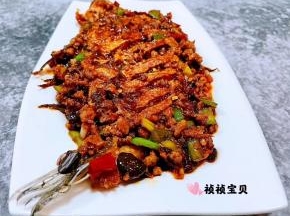 美味可口的肉沫干烧偏口鱼装入盘中就大功告成了