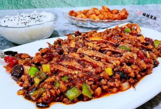 肉沫干烧偏口鱼混搭大米饭和酥炸肉丸子就是标配的下饭神器