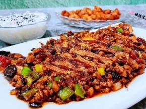 肉沫干烧偏口鱼混搭大米饭和酥炸肉丸子就是标配的下饭神器