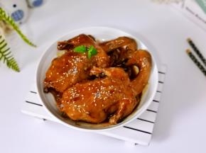 装盘淋上汤汁。