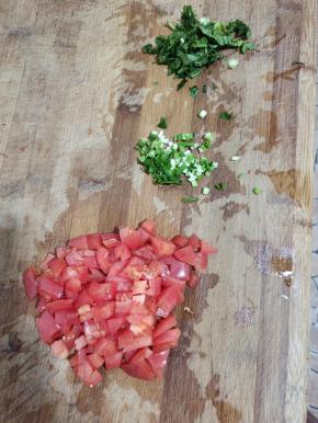 西红柿洗净切成小丁，葱切成葱花，香菜洗净切成段备用！