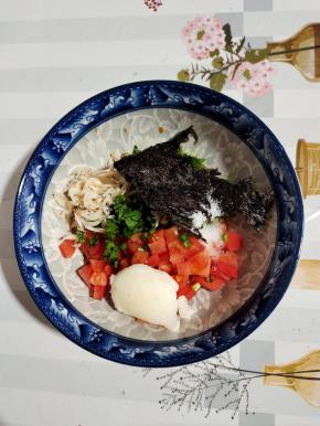 碗中放入西红柿丁，葱花，香菜，紫菜。虾皮，猪油，盐，生抽！