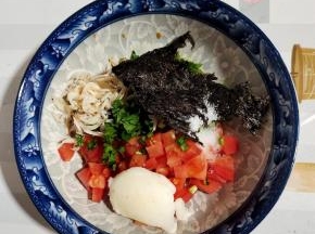 碗中放入西红柿丁，葱花，香菜，紫菜。虾皮，猪油，盐，生抽！