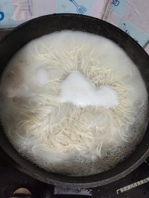 锅中水烧开，放入面条煮熟！