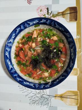 舀一大勺面汤放进碗里，搅拌至猪油融化！清汤面的汤汁儿就调好了！