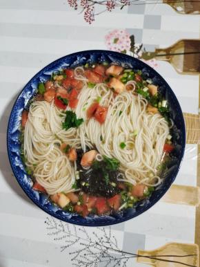 把煮熟的面条捞起来，放入碗中，搅拌均匀即可！