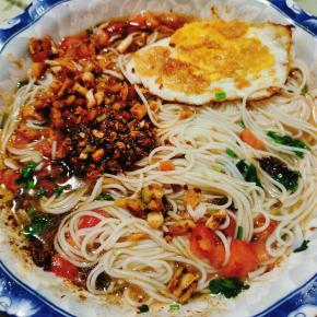 口味重的可以根据自己的喜好加入辣椒油，香辣萝卜干或者酸豆角进入，就变成酸汤面了！