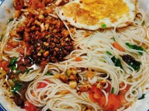 口味重的可以根据自己的喜好加入辣椒油，香辣萝卜干或者酸豆角进入，就变成酸汤面了！