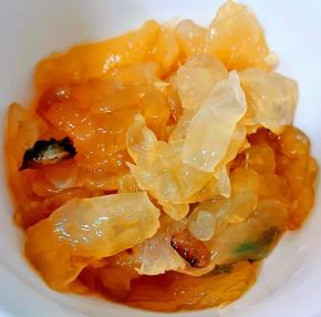 海蜇皮是买到已经处理好的回来简单冲洗一下沥干水分即可