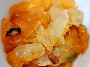 海蜇皮是买到已经处理好的回来简单冲洗一下沥干水分即可
