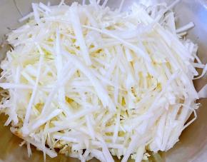 白菜洗净切成细丝备用