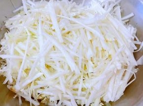 白菜洗净切成细丝备用