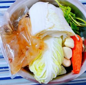 准备原材料海蜇皮、白菜、胡萝卜、香菜、蒜