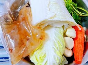 准备原材料海蜇皮、白菜、胡萝卜、香菜、蒜