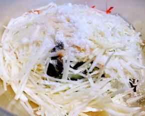 放入调味料盐、糖、醋、味精、辣椒油