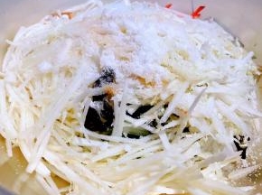 放入调味料盐、糖、醋、味精、辣椒油