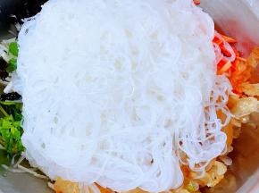 浸泡好的粉丝软硬适中在冷水中过一下沥干水分剪几刀放入容器中