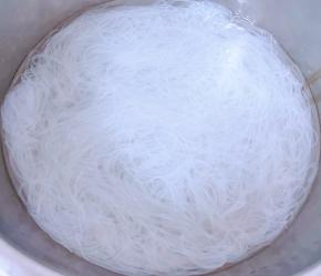 粉丝冲洗干净放入开水中浸泡十五分钟