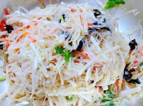 美味可口的蜇皮粉丝胡萝卜拌白菜装入盘中就大功告成了