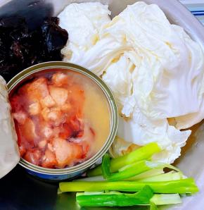 准备原材料大雁肉罐头、白菜、泡发好的木耳、香葱